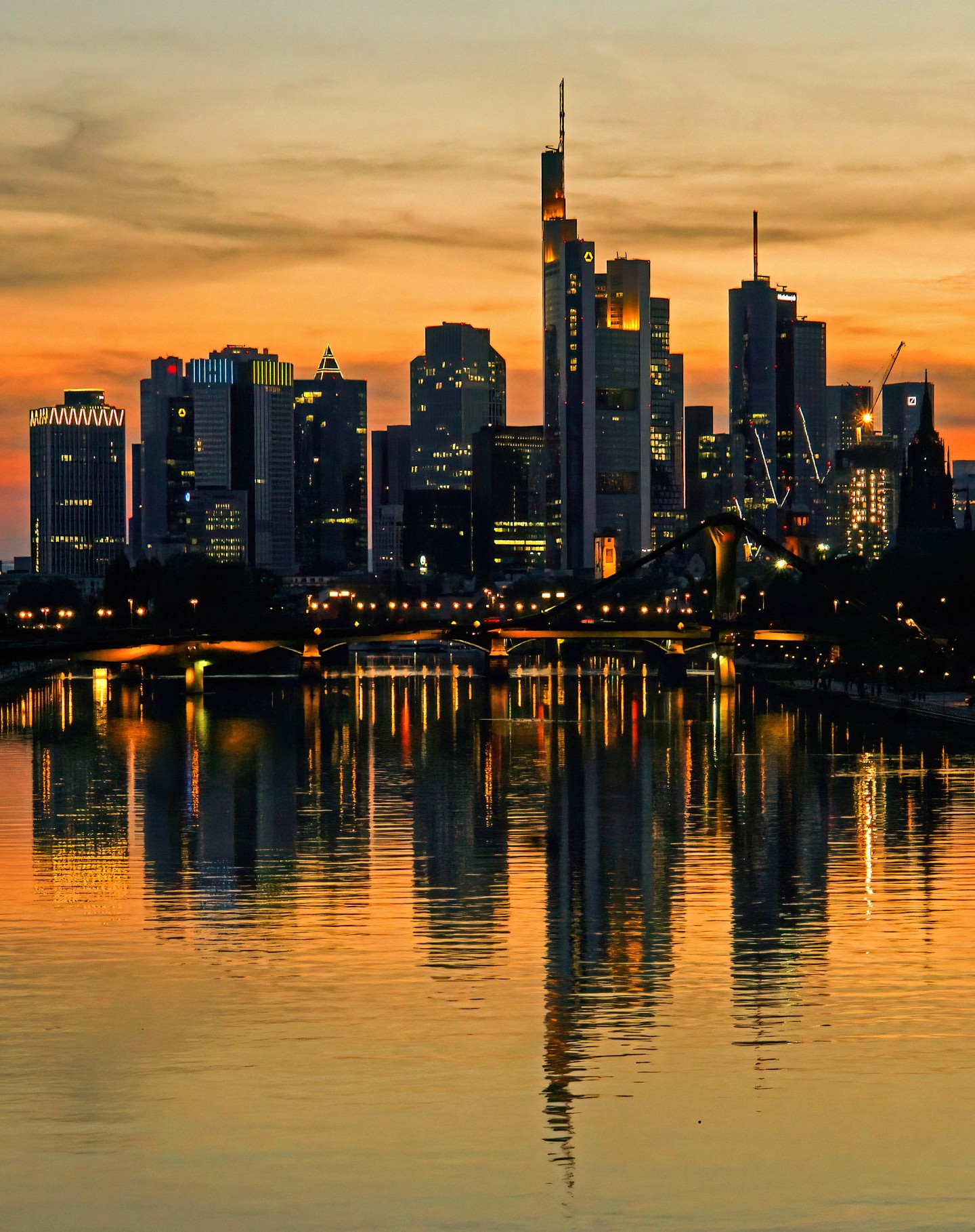 Frankfurter sunset... Golden hour over the city water front (with a bit of post processing just to boost up its beauty)

#goldenhour #ilovefrankfurt #discovereurope #businesscity #travelphotography #orangesky #waterfront #picoftheday #investmentbanking #kommerzbank #maintower #omniturmfrankfurt #frankfurtcity